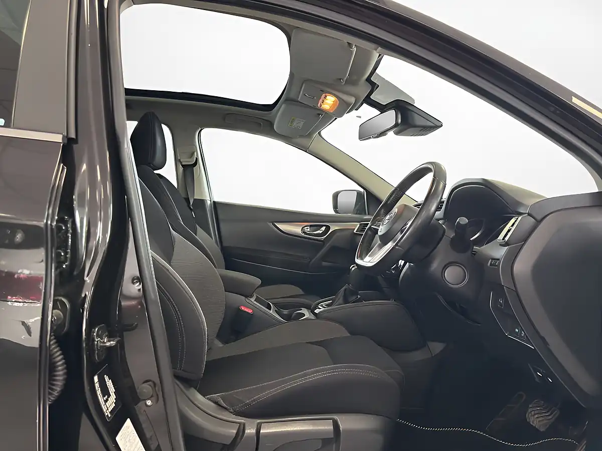 Used 2017 Nissan Qashqai N-Connecta Black - Interior and Exterior details 5