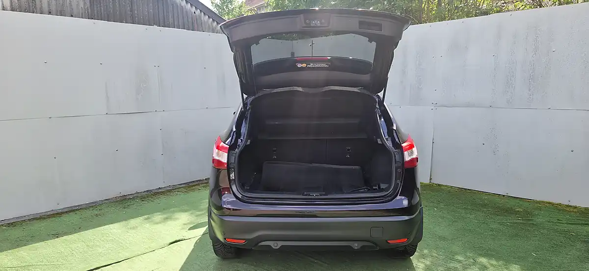 Used 2017 Nissan Qashqai N-Connecta Black - Interior and Exterior details 11