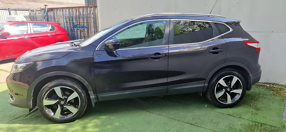 Used 2017 Nissan Qashqai N-Connecta Black - Interior and Exterior details 7