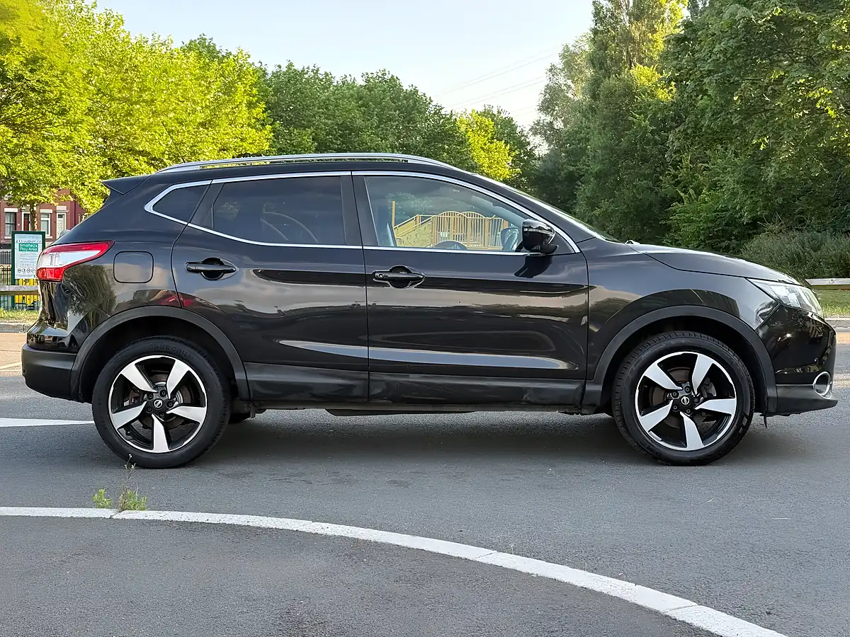 Used 2017 Nissan Qashqai N-Connecta Black - Interior and Exterior details 7