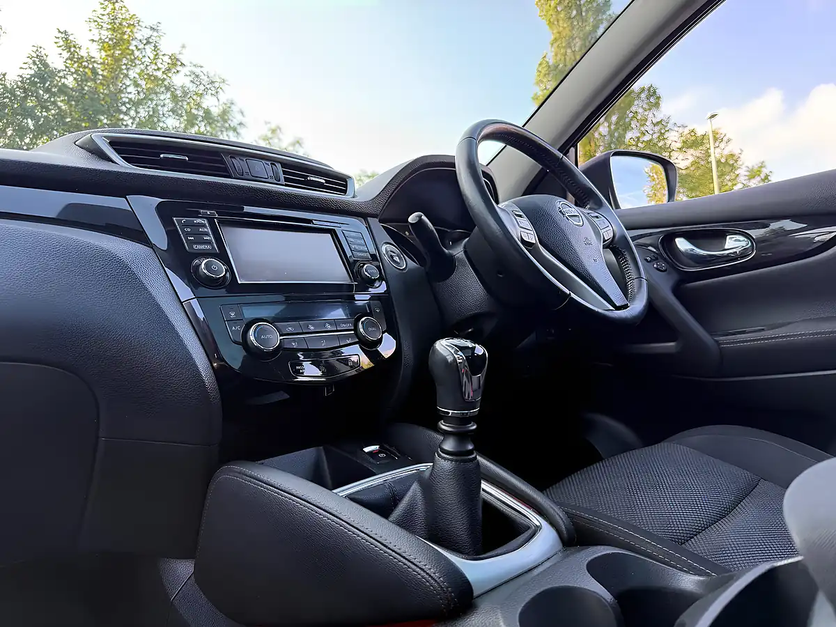 Used 2017 Nissan Qashqai N-Connecta Black - Interior and Exterior details 8