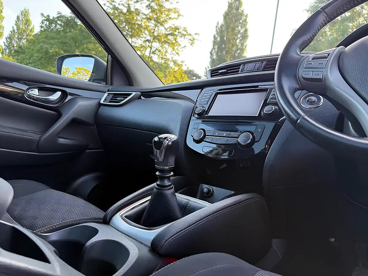 Used 2017 Nissan Qashqai N-Connecta Black - Interior and Exterior details 9
