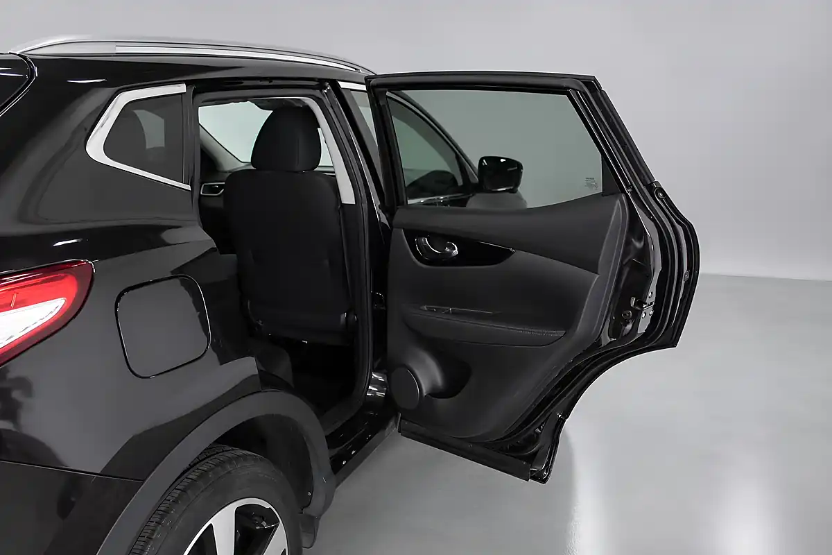 Used 2017 Nissan Qashqai N-Connecta Black - Interior and Exterior details 12