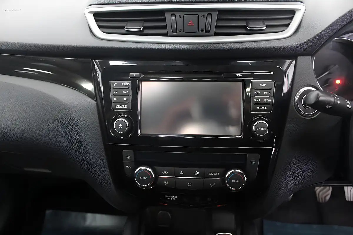 Used 2017 Nissan Qashqai N-Connecta Black - Interior and Exterior details 14