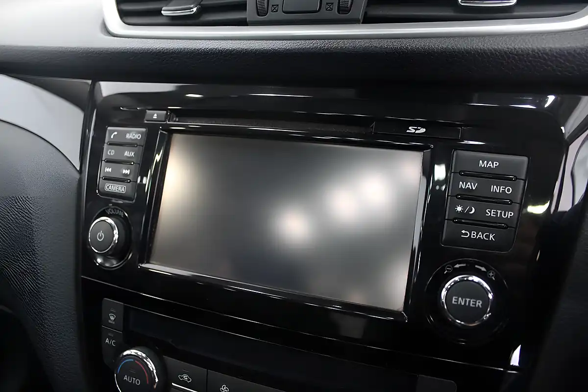 Used 2017 Nissan Qashqai N-Connecta Black - Interior and Exterior details 15