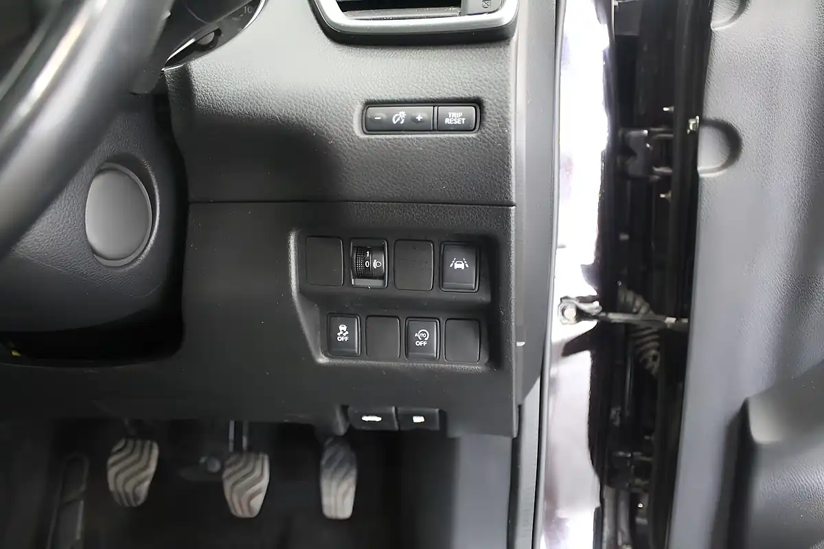 Used 2017 Nissan Qashqai N-Connecta Black - Interior and Exterior details 17