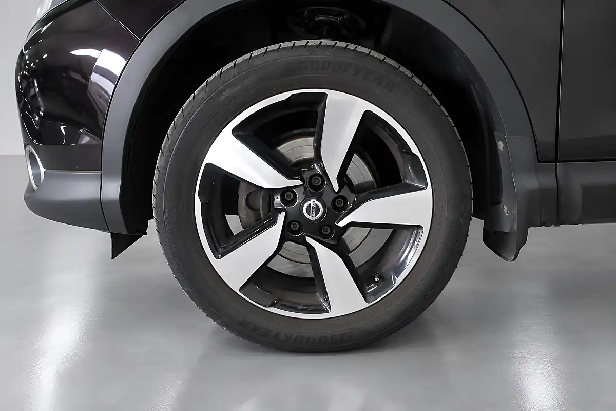 Used 2017 Nissan Qashqai N-Connecta Black - Interior and Exterior details 20