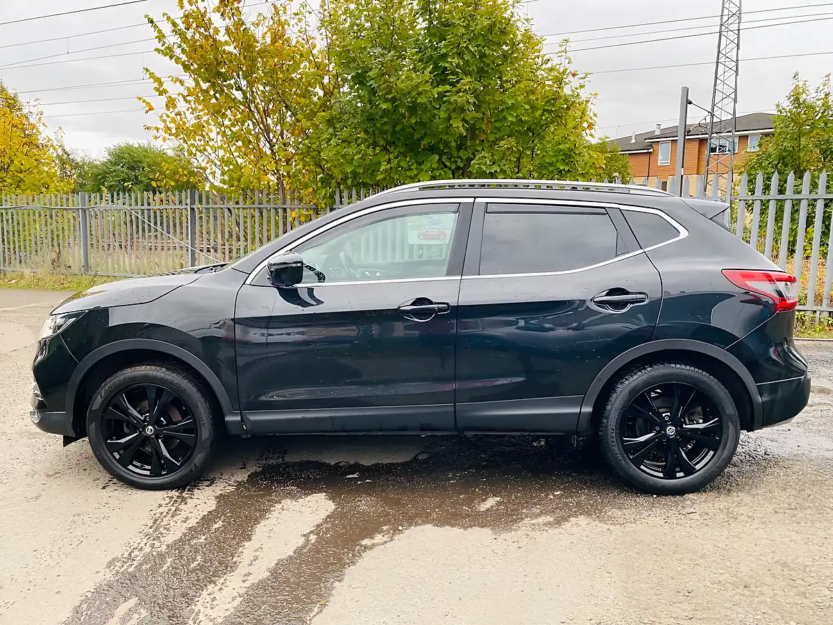 Used 2017 Nissan Qashqai N-Connecta Black - Interior and Exterior details 10