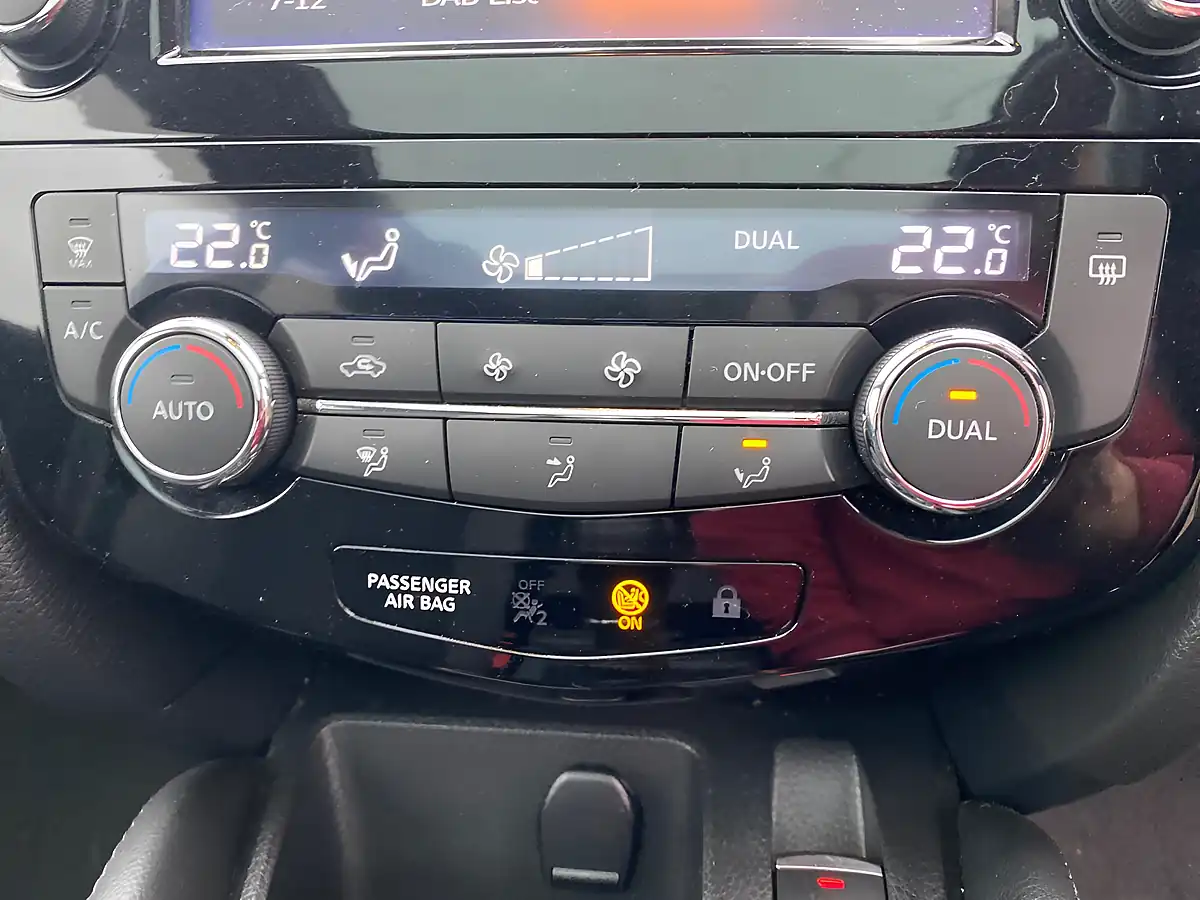 Used 2017 Nissan Qashqai N-Connecta Black - Interior and Exterior details 16