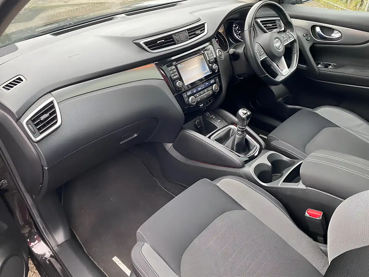 Used 2017 Nissan Qashqai N-Connecta Black - Interior and Exterior details 5