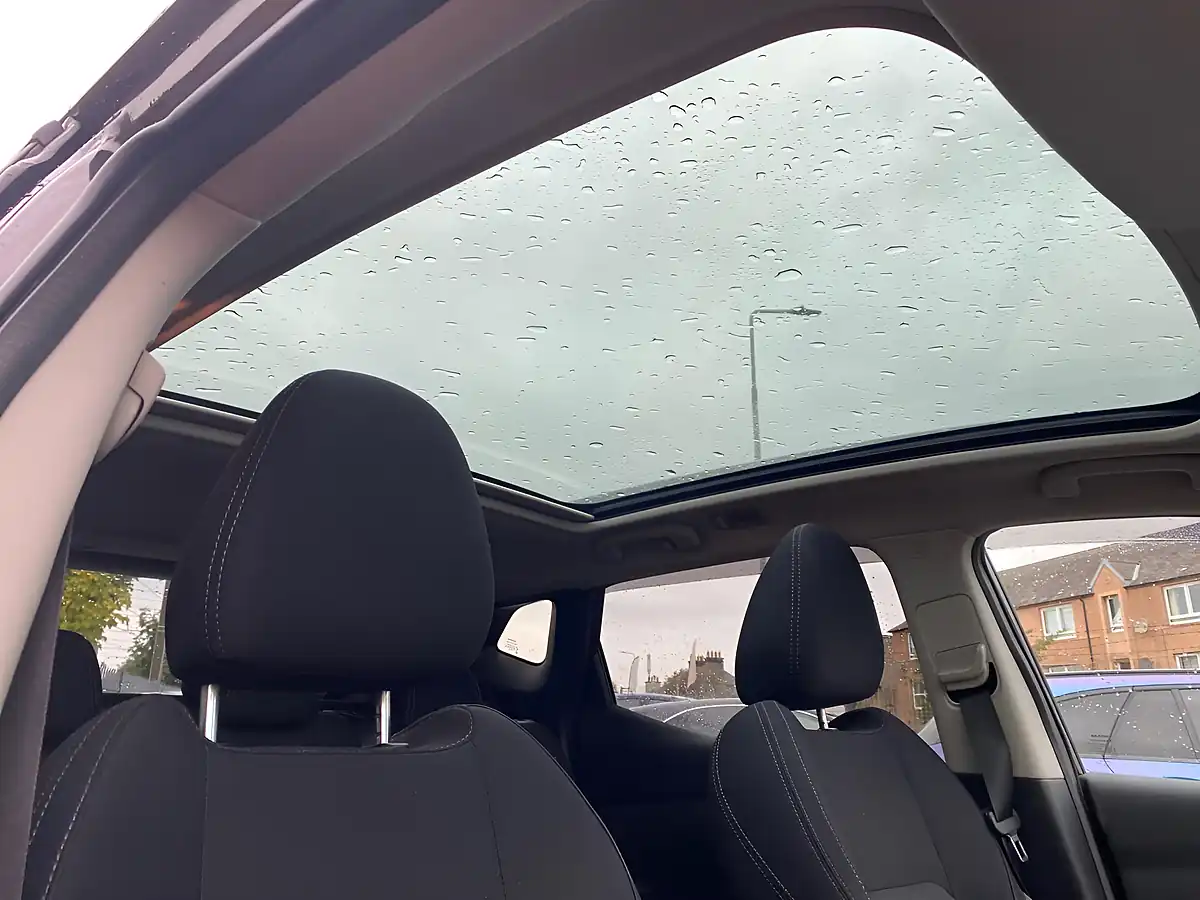 Used 2017 Nissan Qashqai N-Connecta Black - Interior and Exterior details 6