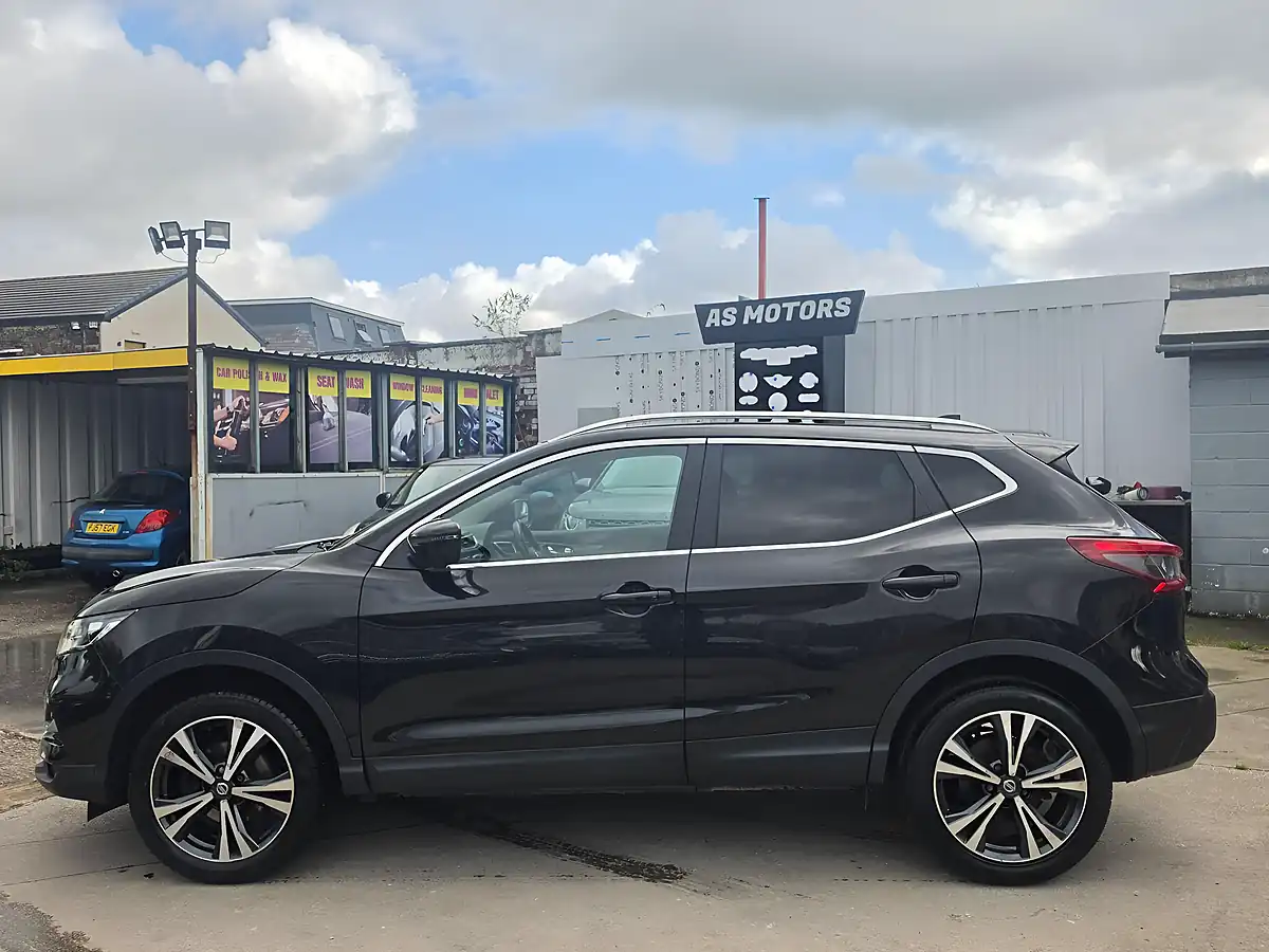 Used 2017 Nissan Qashqai N-Connecta Black - Interior and Exterior details 4
