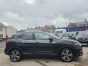 Used 2017 Nissan Qashqai N-Connecta Black - Interior and Exterior details 8