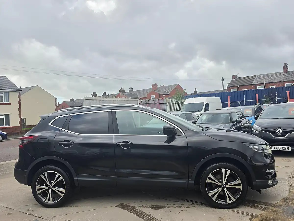 Used 2017 Nissan Qashqai N-Connecta Black - Interior and Exterior details 8