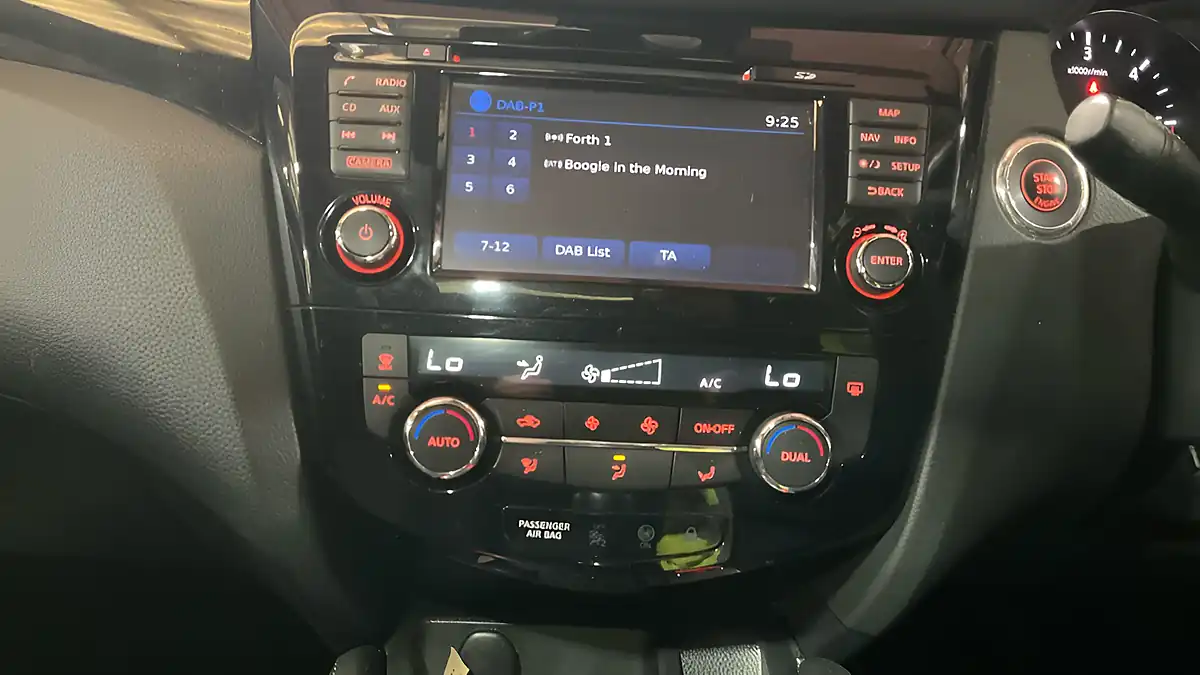 Used 2017 Nissan Qashqai N-Connecta Black - Interior and Exterior details 11