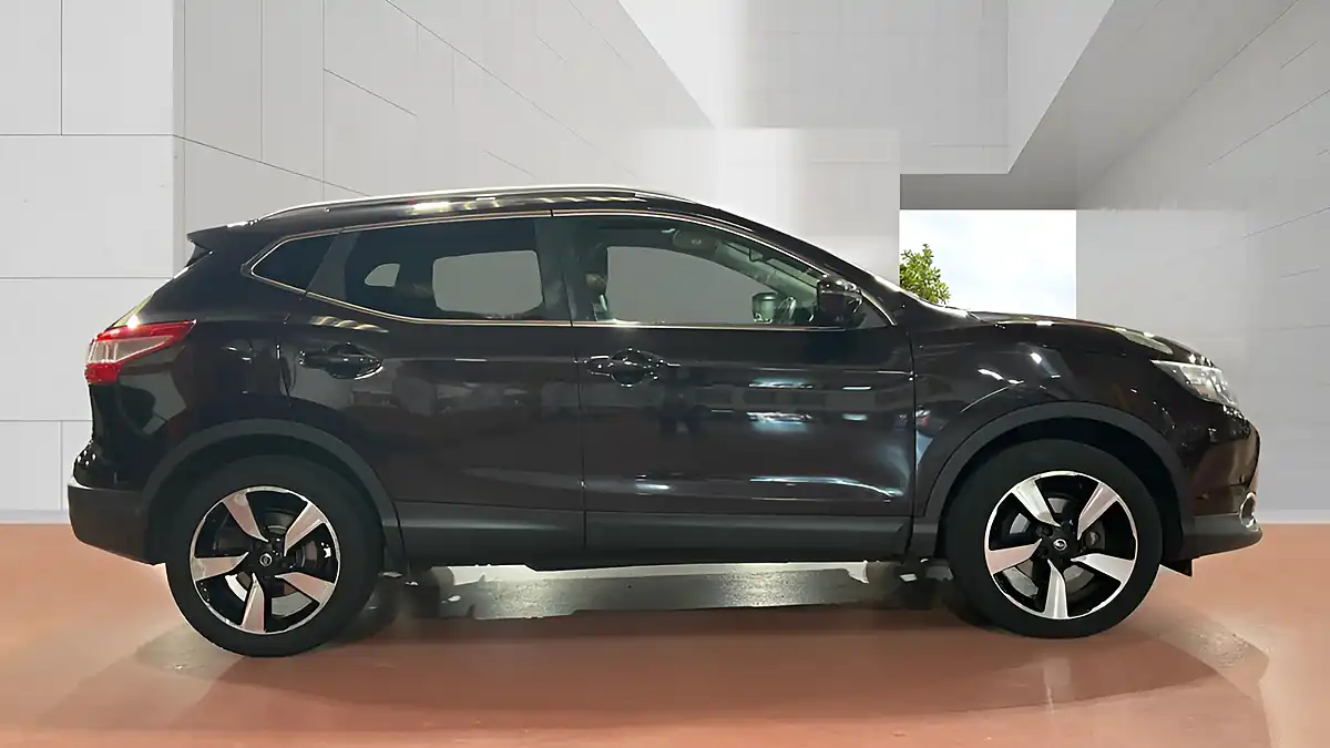 Used 2017 Nissan Qashqai N-Connecta Black - Interior and Exterior details 5