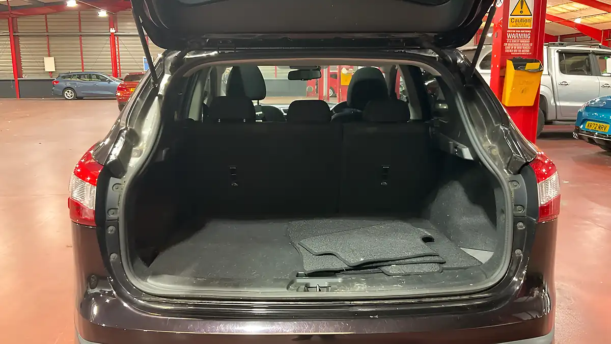Used 2017 Nissan Qashqai N-Connecta Black - Interior and Exterior details 7