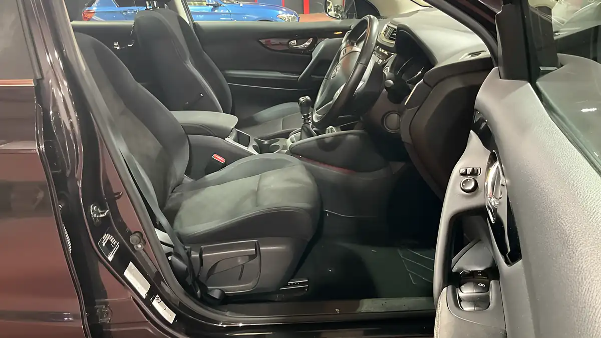 Used 2017 Nissan Qashqai N-Connecta Black - Interior and Exterior details 9