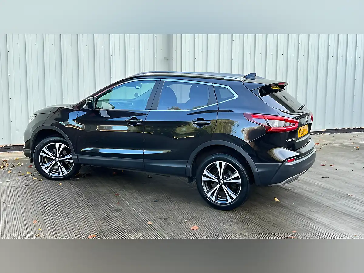 Used 2017 Nissan Qashqai N-Connecta Black - Interior and Exterior details 11