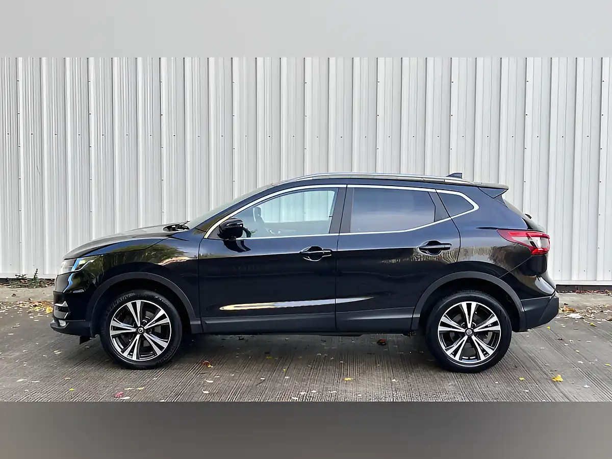 Used 2017 Nissan Qashqai N-Connecta Black - Interior and Exterior details 12