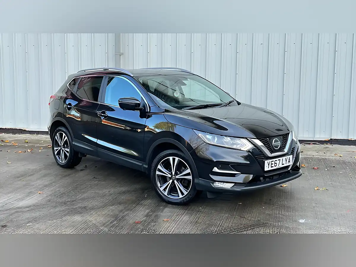 Used 2017 Nissan Qashqai N-Connecta Black - Interior and Exterior details 5