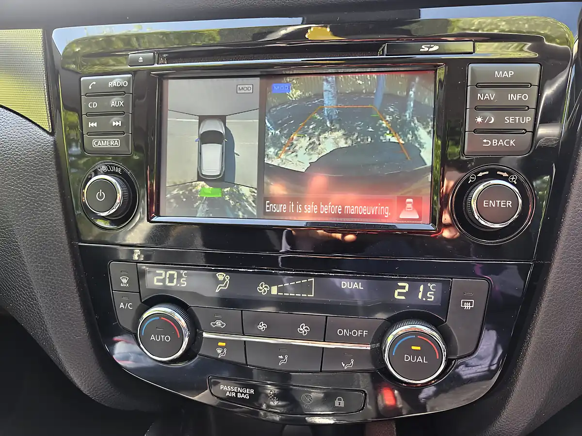 Used 2017 Nissan Qashqai N-Connecta Black - Interior and Exterior details 13