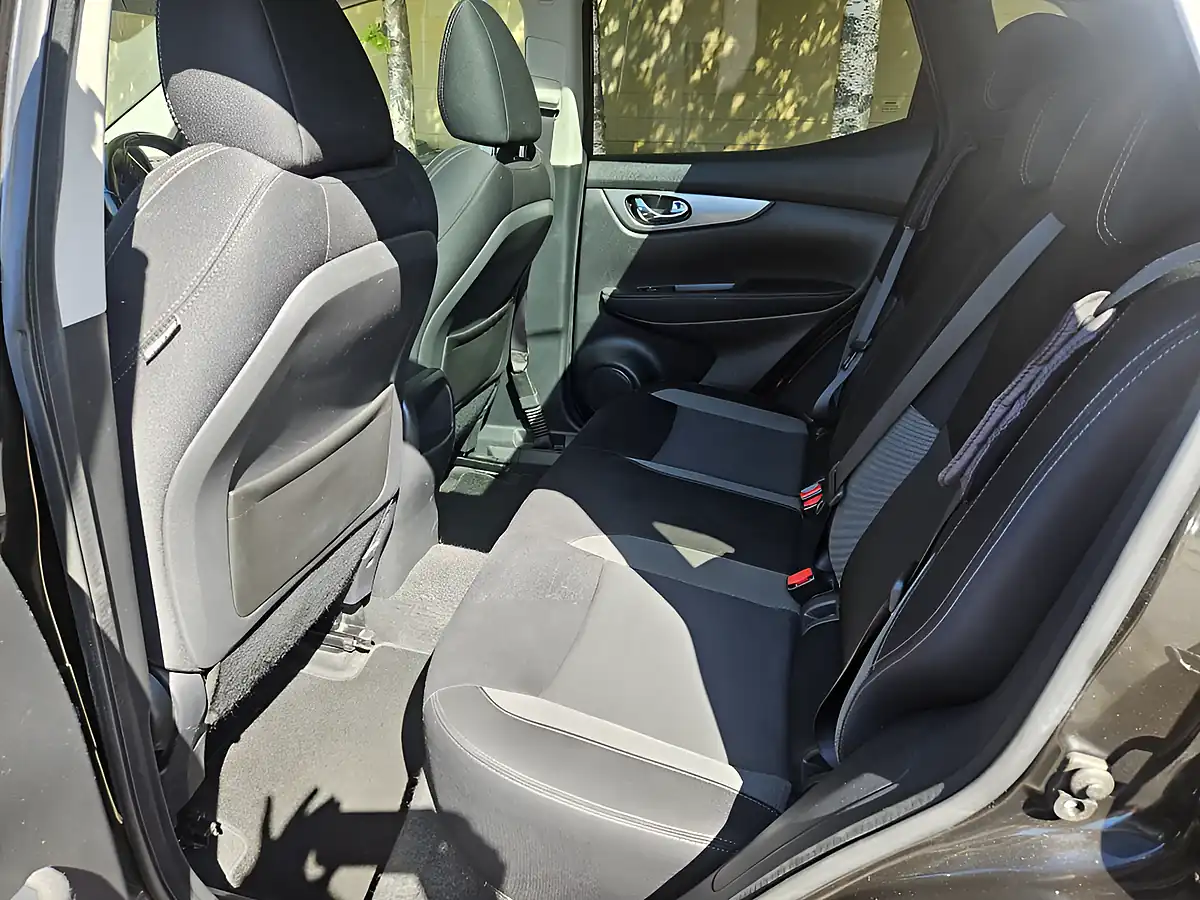 Used 2017 Nissan Qashqai N-Connecta Black - Interior and Exterior details 6