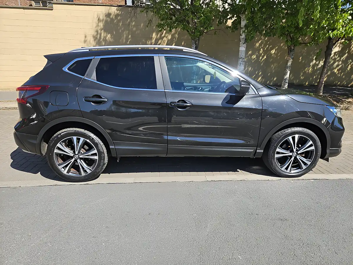 Used 2017 Nissan Qashqai N-Connecta Black - Interior and Exterior details 7
