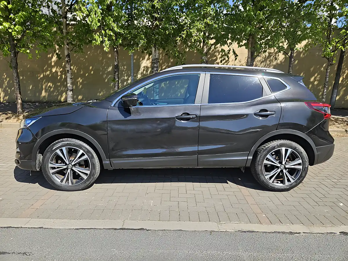 Used 2017 Nissan Qashqai N-Connecta Black - Interior and Exterior details 8