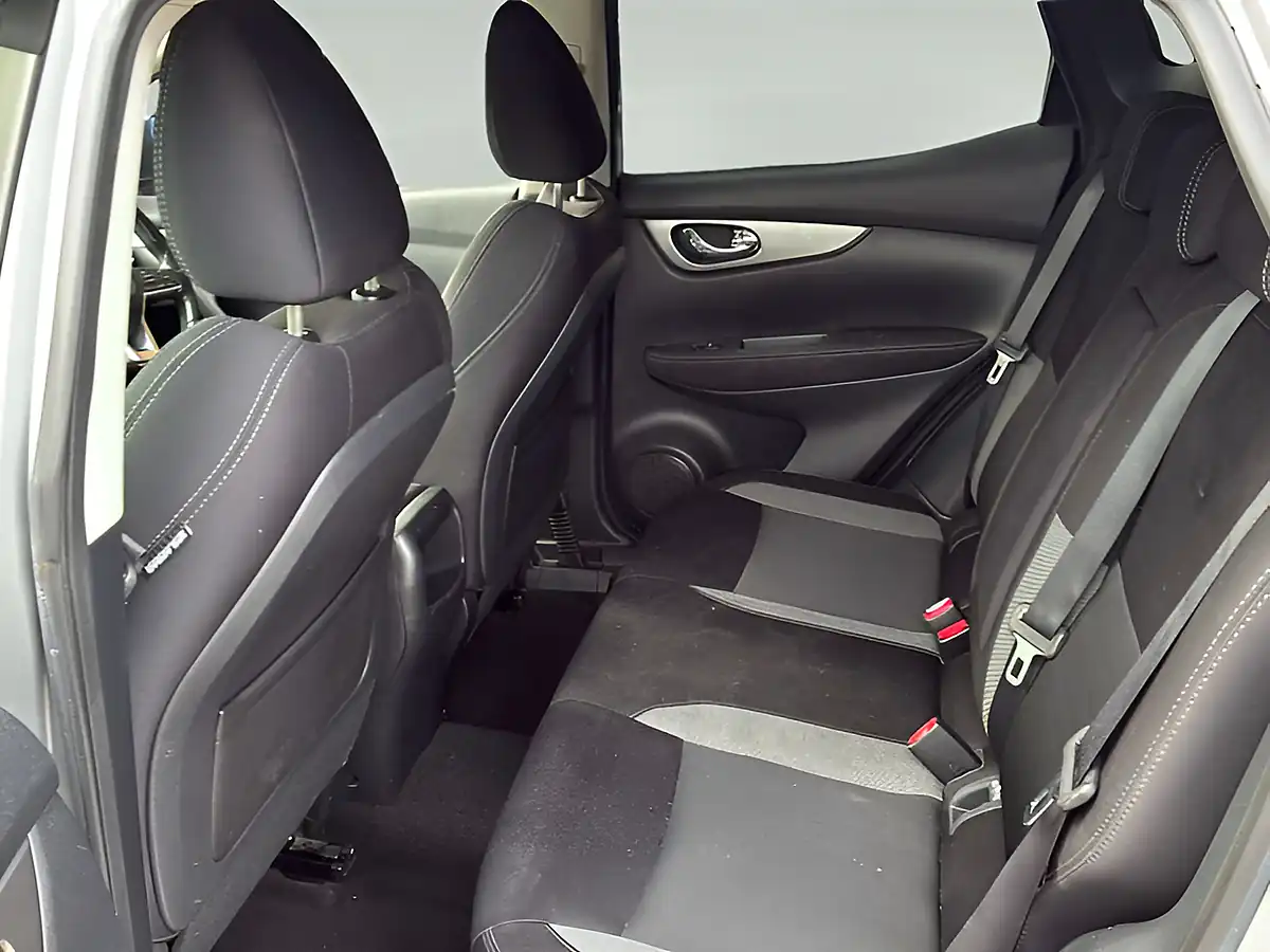 Used 2017 Nissan Qashqai N-Connecta Blade Silver - Interior and Exterior details 12