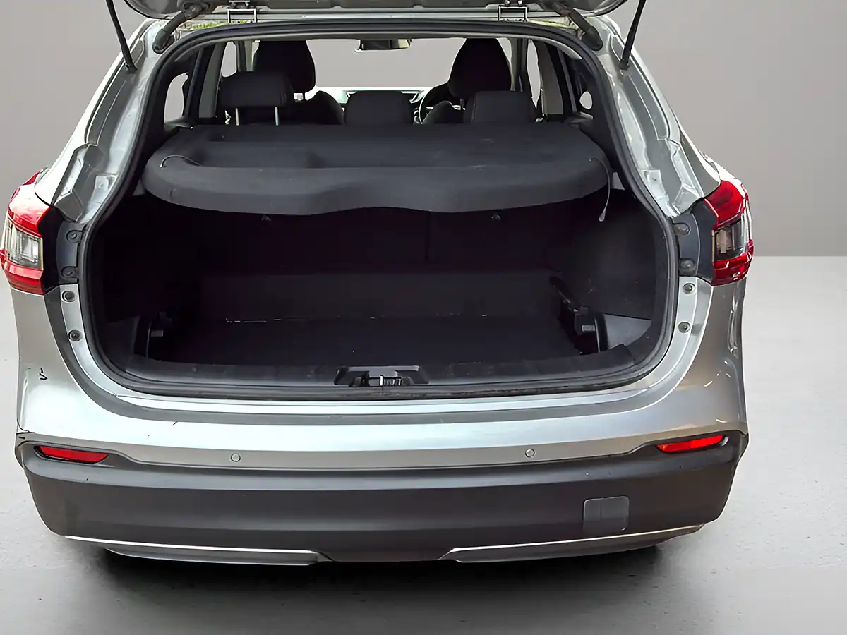 Used 2017 Nissan Qashqai N-Connecta Blade Silver - Interior and Exterior details 6