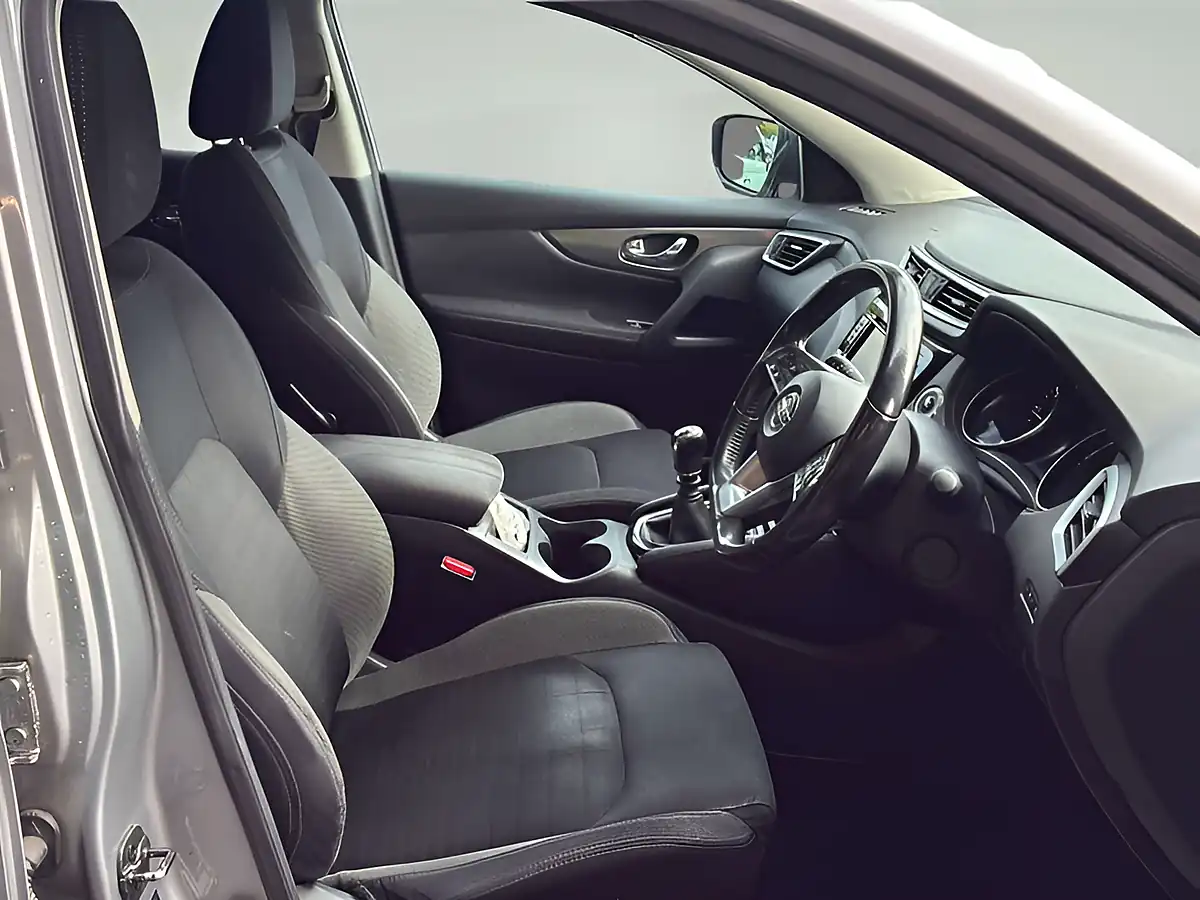 Used 2017 Nissan Qashqai N-Connecta Blade Silver - Interior and Exterior details 9