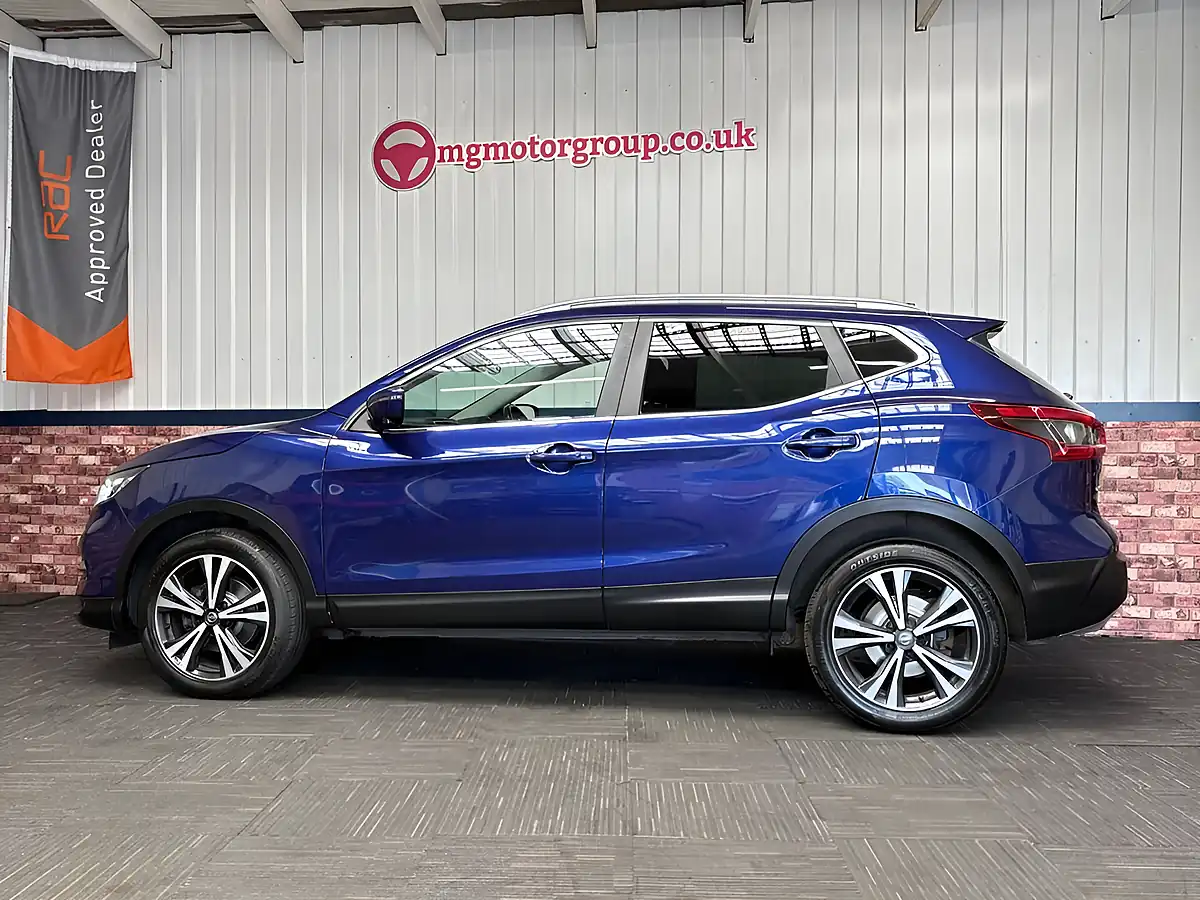 Used 2017 Nissan Qashqai N-Connecta Blue - Interior and Exterior details 11