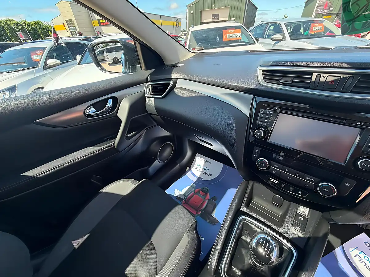 Used 2017 Nissan Qashqai N-Connecta Blue - Interior and Exterior details 15