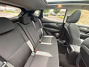 Used 2017 Nissan Qashqai N-Connecta Blue - Interior and Exterior details 14