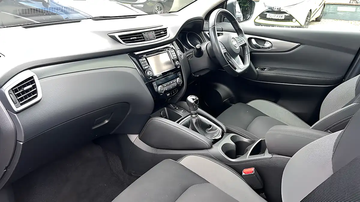 Used 2017 Nissan Qashqai N-Connecta Blue - Interior and Exterior details 6