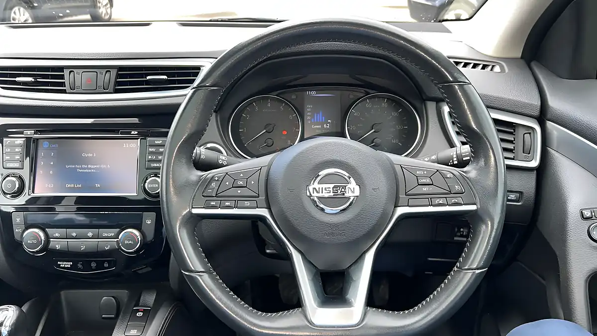 Used 2017 Nissan Qashqai N-Connecta Blue - Interior and Exterior details 8