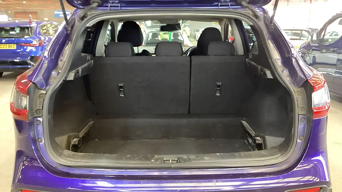 Used 2017 Nissan Qashqai N-Connecta Blue - Interior and Exterior details 9