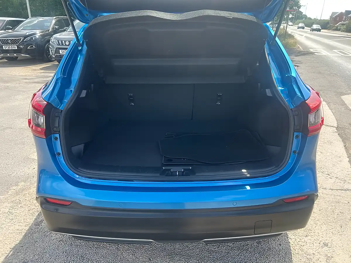 Used 2017 Nissan Qashqai N-Connecta Blue - Interior and Exterior details 12