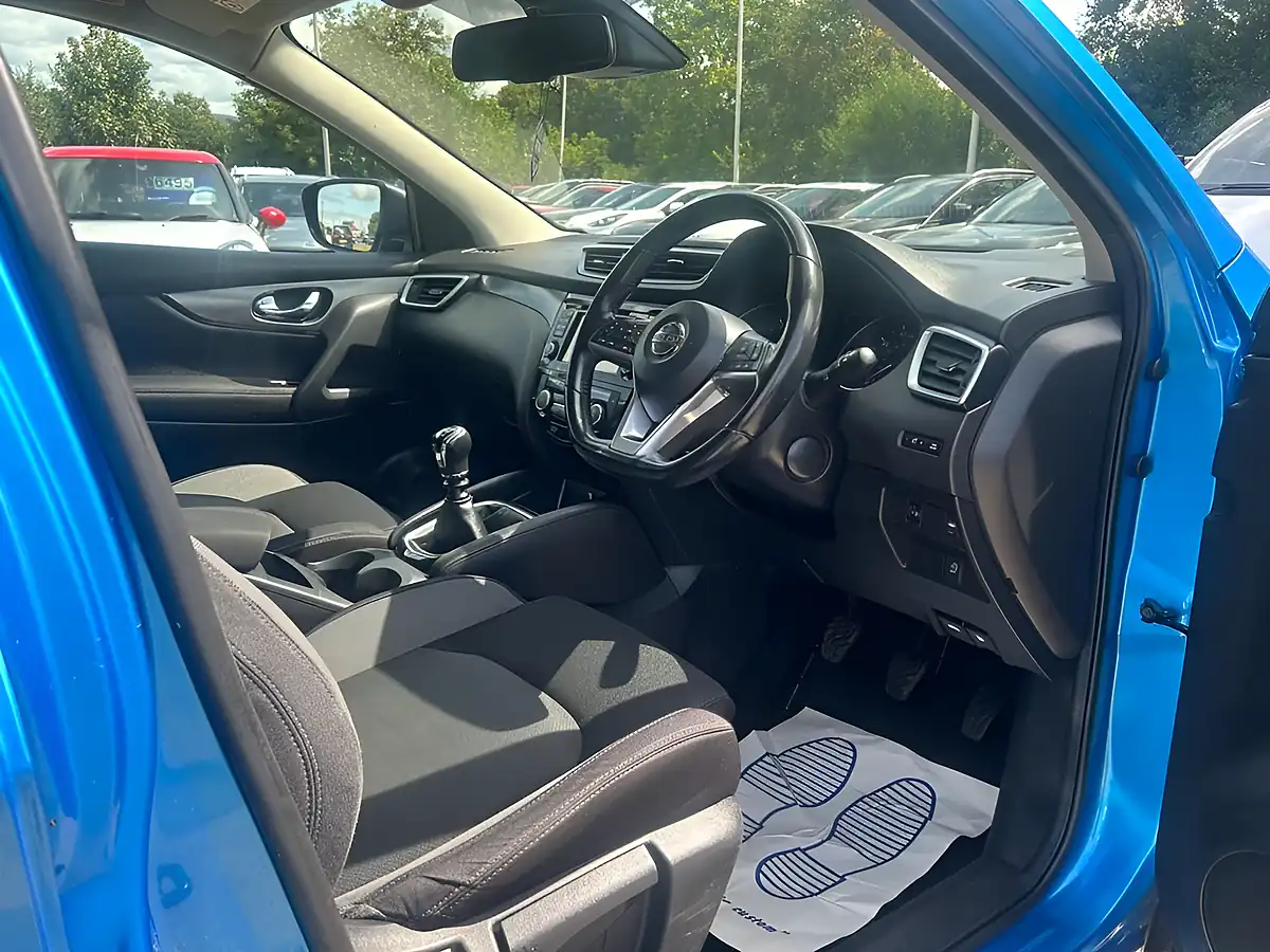Used 2017 Nissan Qashqai N-Connecta Blue - Interior and Exterior details 8