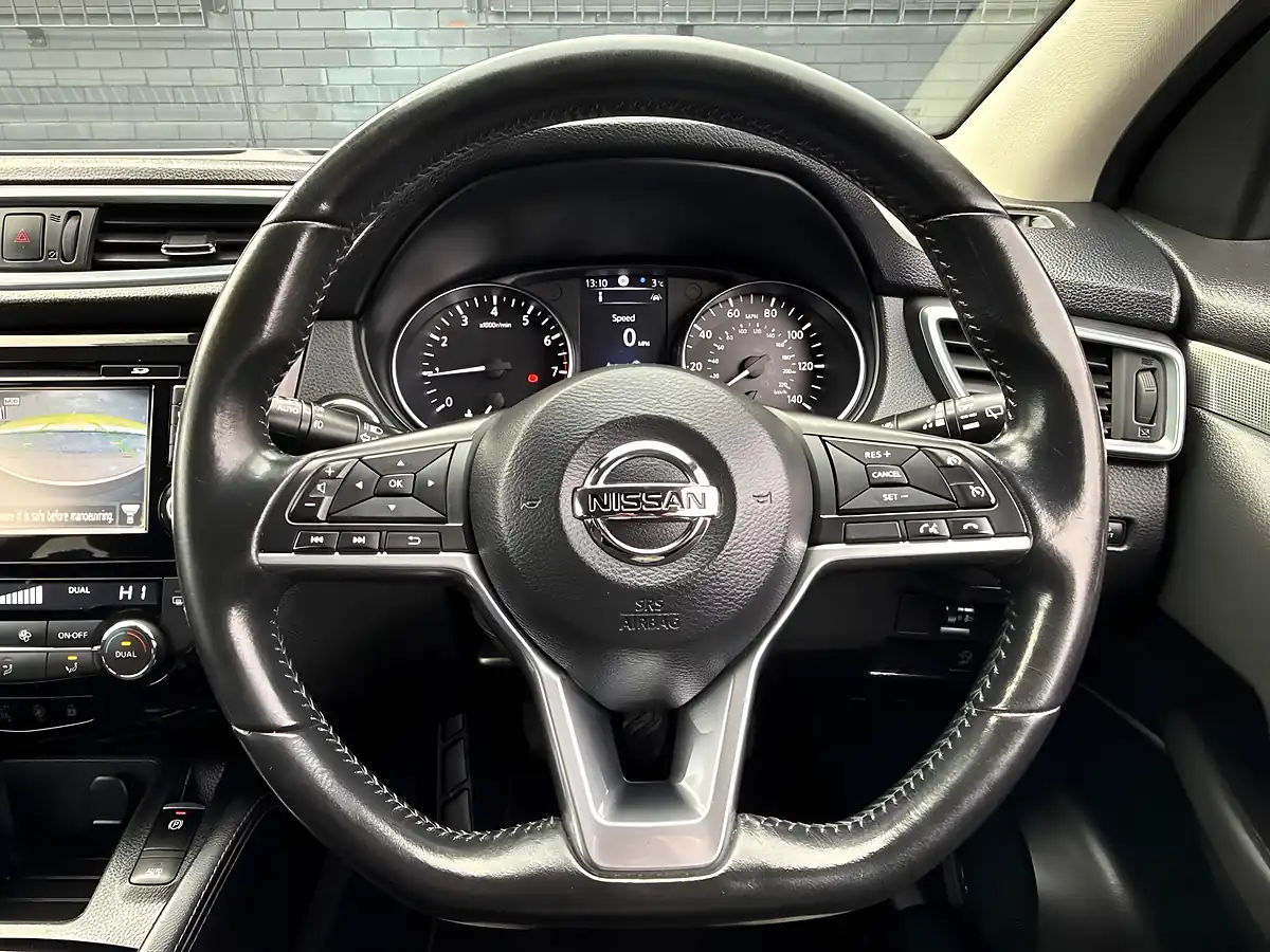 Used 2017 Nissan Qashqai N-Connecta Blue - Interior and Exterior details 18