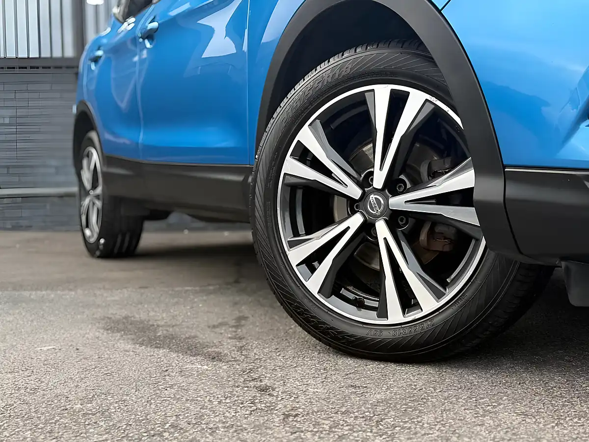 Used 2017 Nissan Qashqai N-Connecta Blue - Interior and Exterior details 5