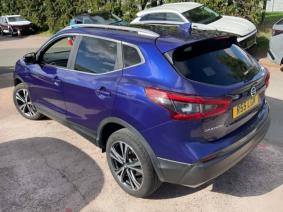 Used 2017 Nissan Qashqai N-Connecta Blue - Interior and Exterior details 4