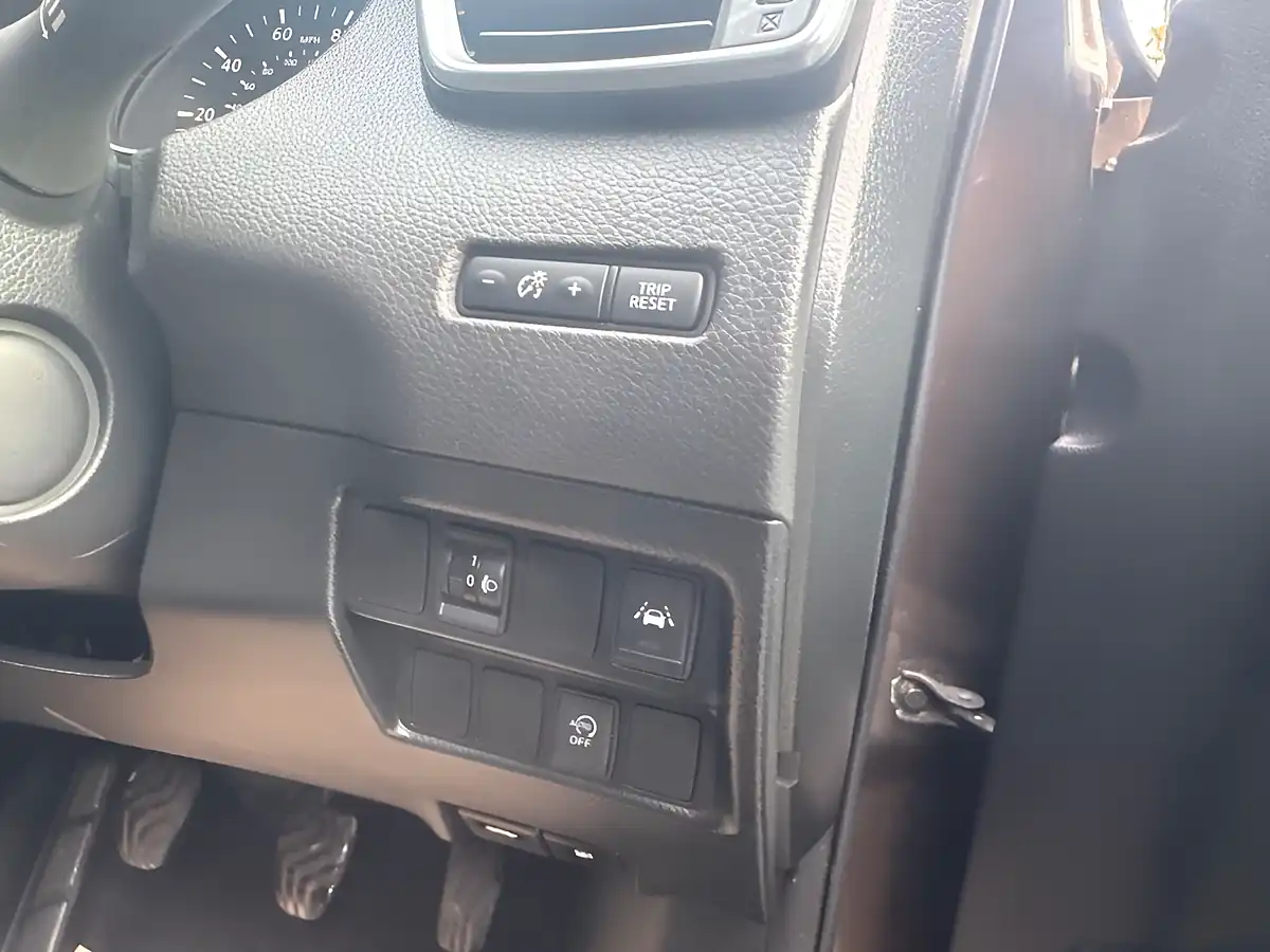 Used 2017 Nissan Qashqai N-Connecta Bronze - Interior and Exterior details 17
