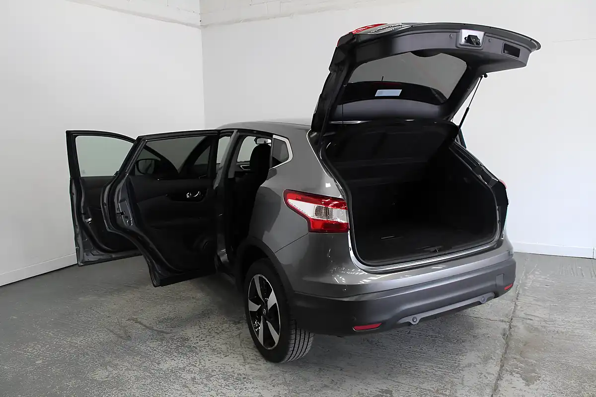 Used 2017 Nissan Qashqai N-Connecta Grey - Interior and Exterior details 11
