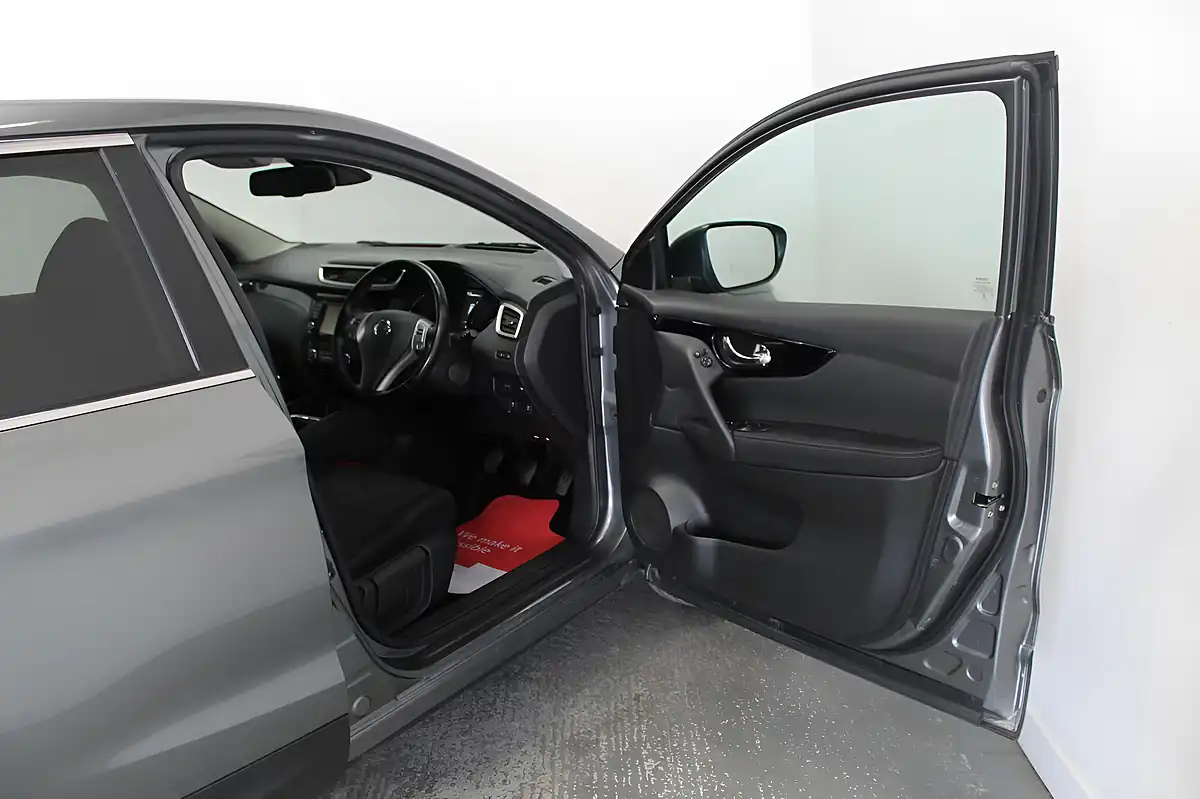 Used 2017 Nissan Qashqai N-Connecta Grey - Interior and Exterior details 12