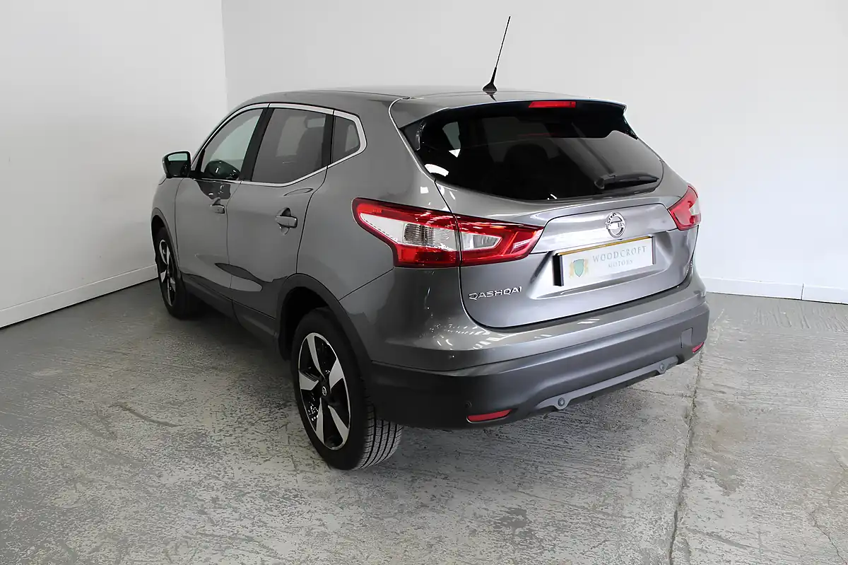 Used 2017 Nissan Qashqai N-Connecta Grey - Interior and Exterior details 5
