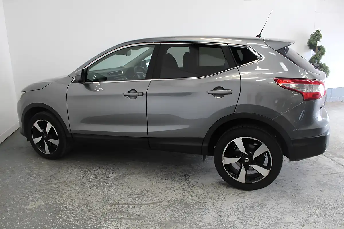 Used 2017 Nissan Qashqai N-Connecta Grey - Interior and Exterior details 7
