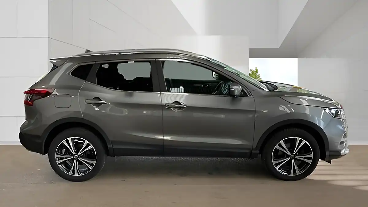 Used 2017 Nissan Qashqai N-Connecta Grey - Interior and Exterior details 4