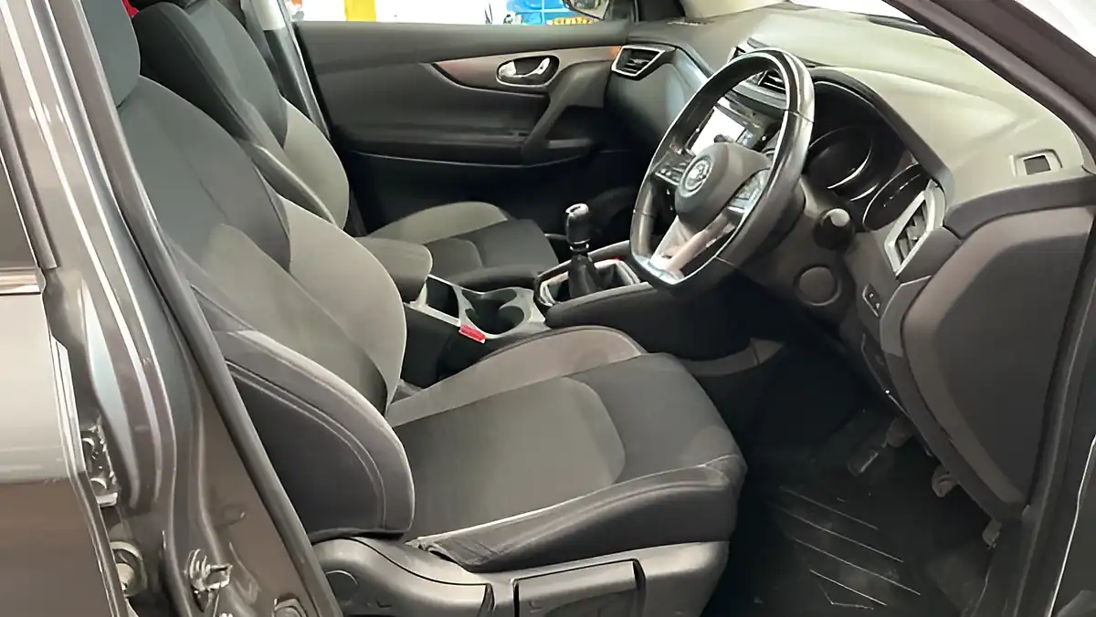 Used 2017 Nissan Qashqai N-Connecta Grey - Interior and Exterior details 6